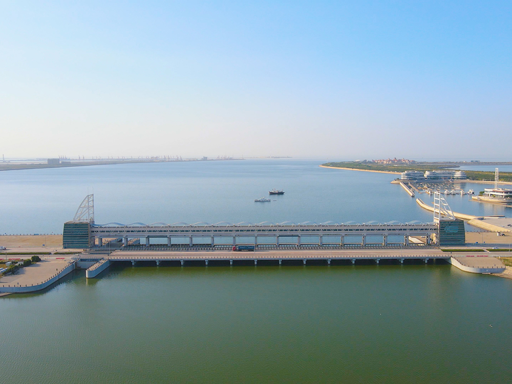 濰坊白浪河防潮閘：建于入?？诜凵迟|(zhì)海岸潮下帶，與船閘共用邊墩，